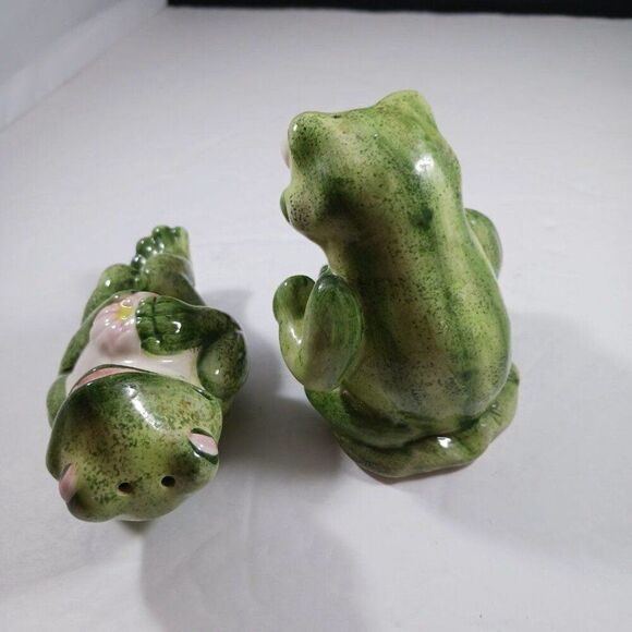 Vintage Green Frog in Love Salt And Pepper Shakers - Picture 10 of 12